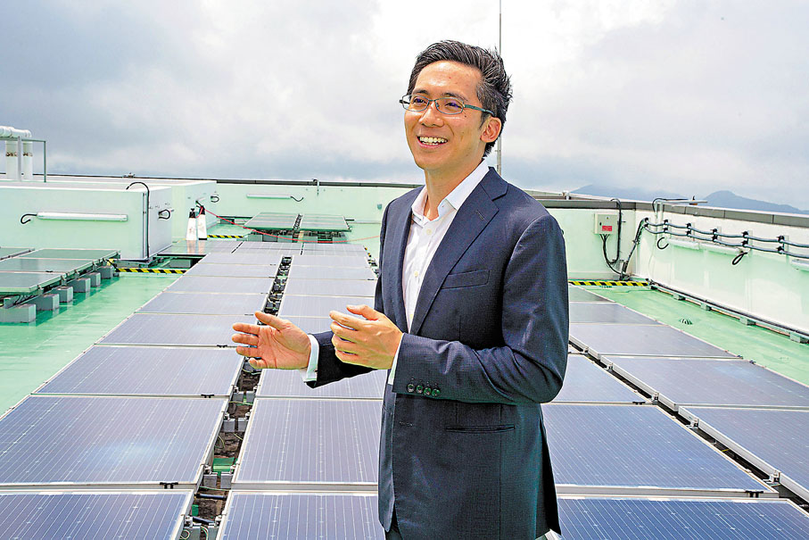 ◆ 新地執行董事郭基泓表示，香港在可再生能源發電方面有很大發展空間。圖為集團在西九環貿廣場天台安裝的太陽能發電板。 香港文匯報記者  攝