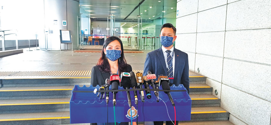◆商罪科警司孔慶勳(左)交代偵破物業詐騙集團案件詳情。香港文匯報記者 攝
