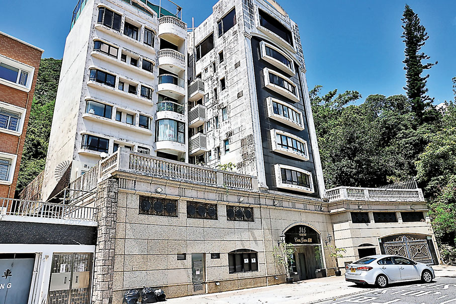 ◆歌影紅星郭富城居住的跑馬地「嘉園」昨日揭發爆竊案。香港文匯報記者 攝