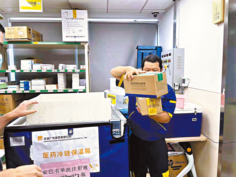 ◆新冠中和抗體安巴韋單抗和羅米司韋單抗聯合療法藥品抵達深圳。 香港文匯報記者郭若溪 攝