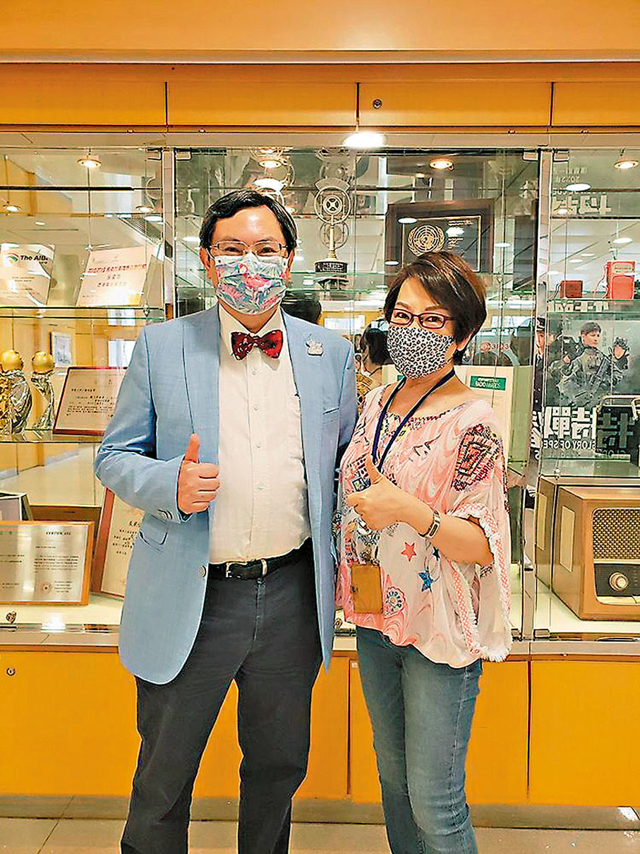 ◆馬評人吳嵩(左)見證着香港賽馬事業的發展。 作者供圖