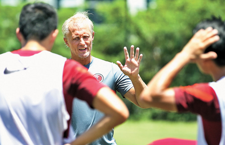 ◆安達臣（中）在操練中多次強調要踢得進取。 香港文匯報記者黎永淦  攝