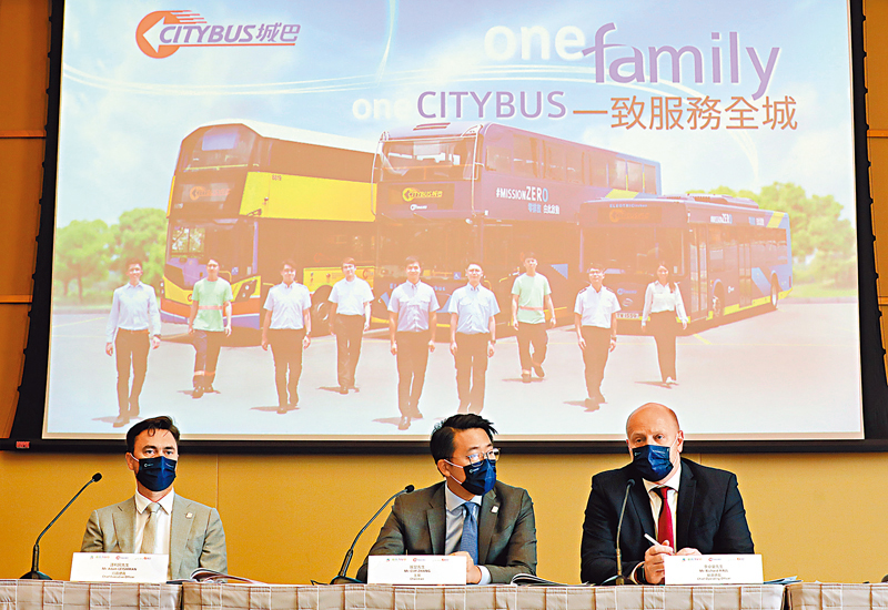 ◆匯達交通營運總裁李卓豪（右一）指公司承諾在合併後首兩年，不會裁減前線巴士車長職位。右二為張堃。香港文匯報記者  攝