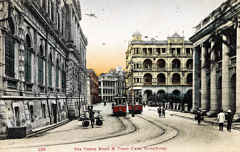 ◆第一代電車（左）為單層，之後則在上層加設座椅和帆布帳篷。