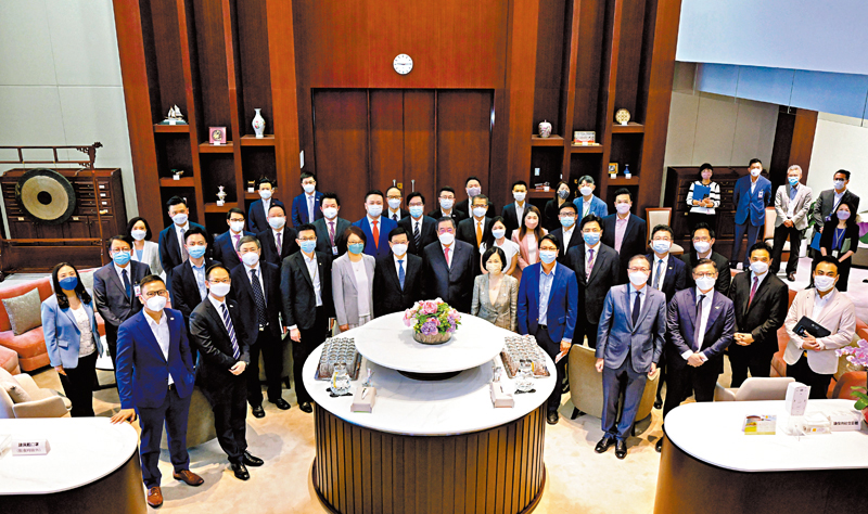 ◆行政長官李家超昨日出席在立法會舉行的首場「前廳交流會」。圖為李家超、立法會主席梁君彥與議員於會前合照。