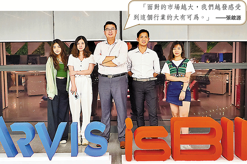 ◆張啟源（中）與互聯立方深圳分公司部分同事合影。 香港文匯報記者胡永愛  攝
