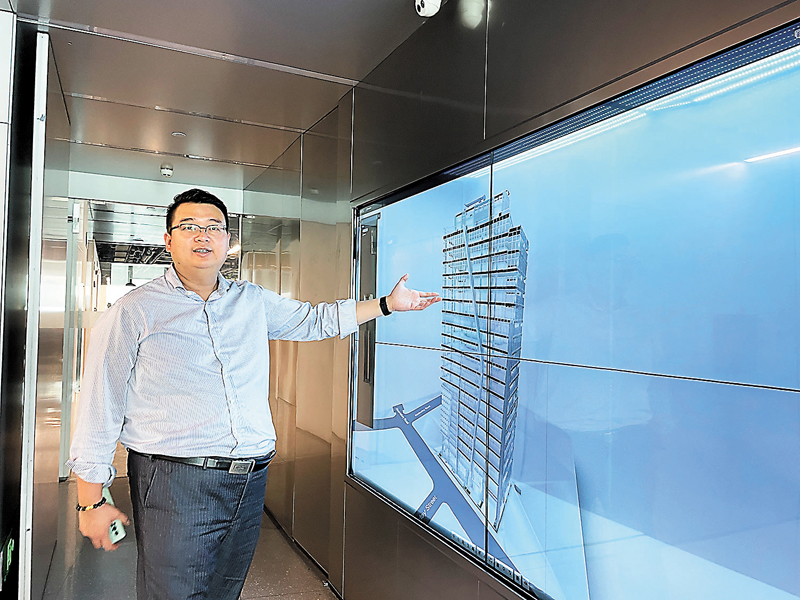 ◆張啟源介紹智慧建築管理項目。 香港文匯報記者胡永愛  攝