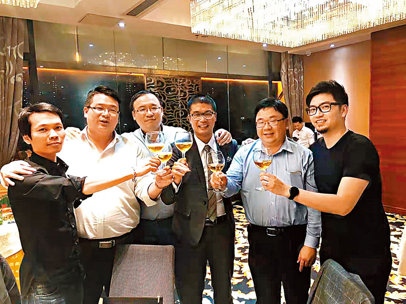 ◆張啟源（左二）與母校香港理工大學5名師兄一起創建了香港互聯立方。 受訪者供圖