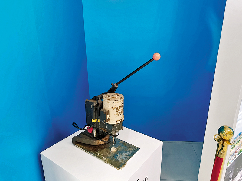 ◆ 港商手動打孔機已有逾30年歷史。