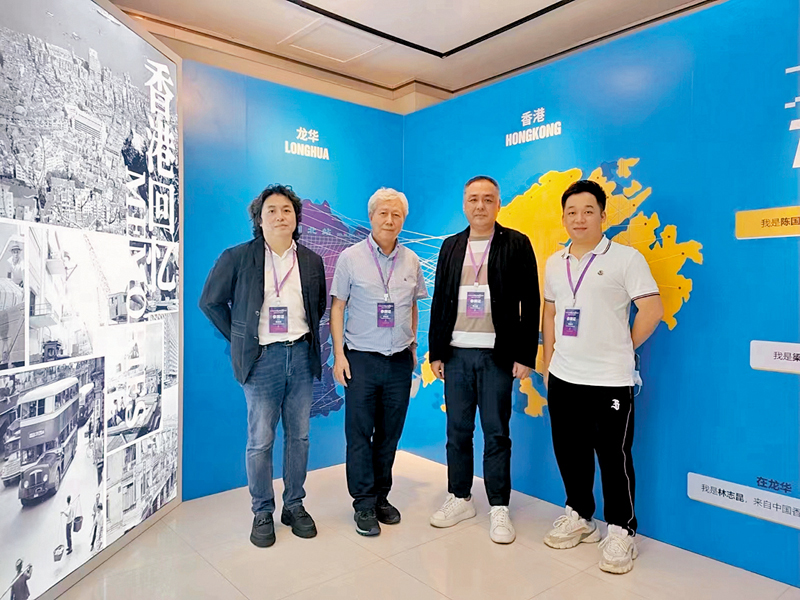 ◆ 戴愛國 （左一）與參加展覽港商合影。圖右一為陳展鴻。