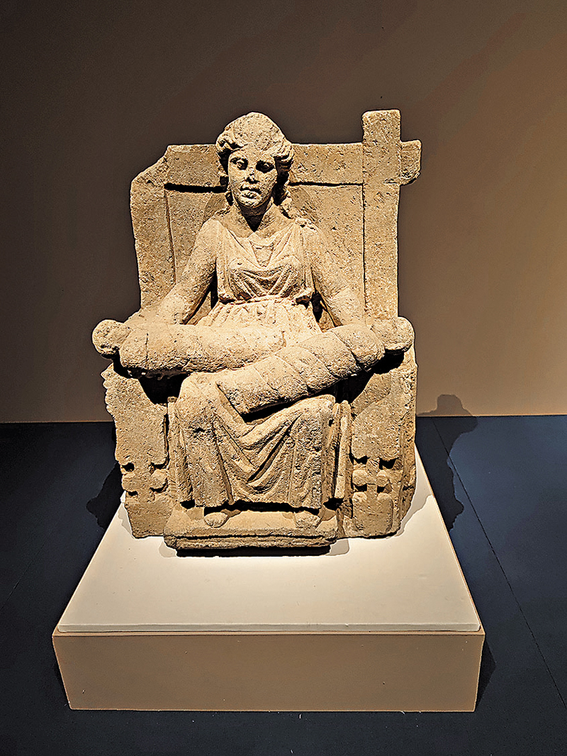 ◆公元前4世紀，母親像，凝灰岩。