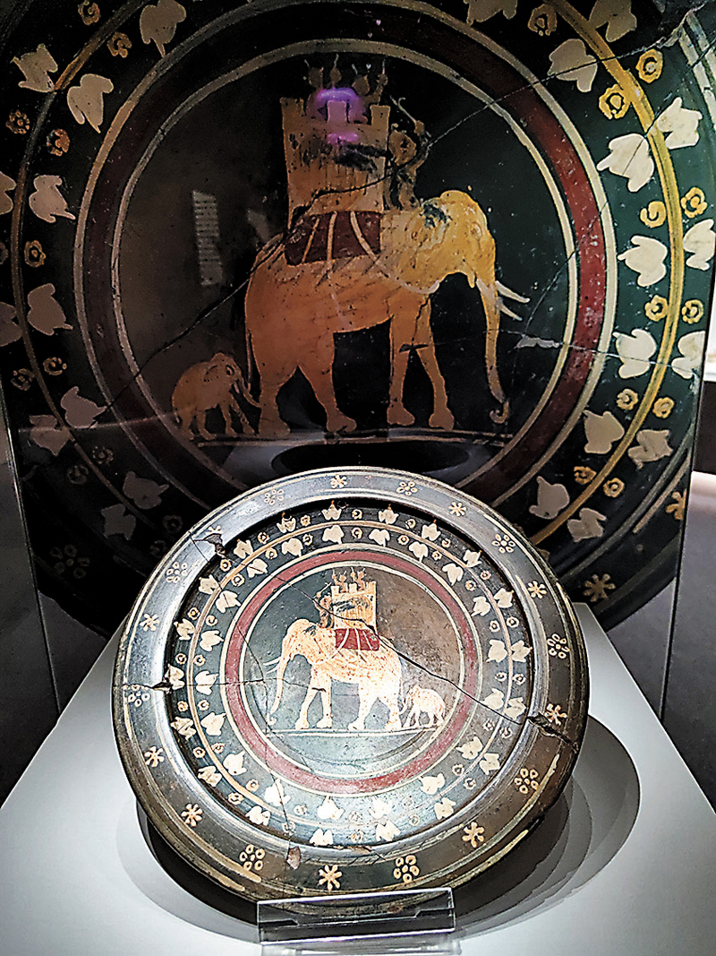 ◆公元前2世紀，戰象獻納品盤，黏土。