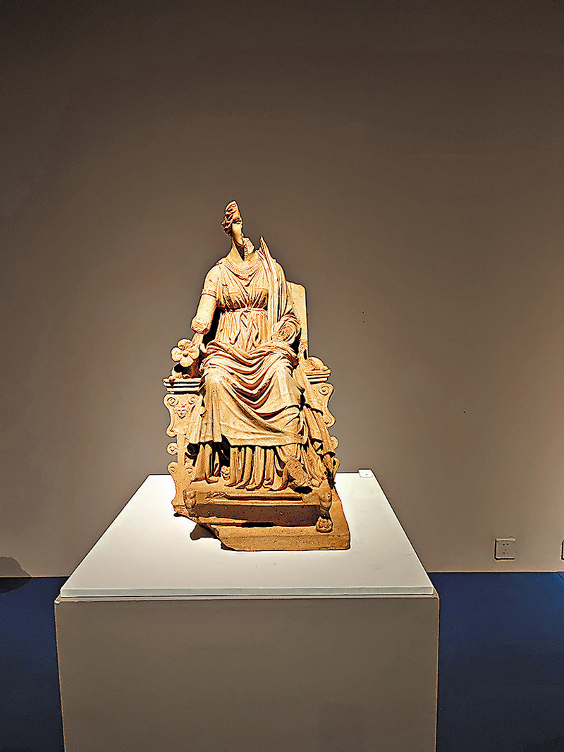 ◆公元前3世紀，安吉提亞女神坐像 ，赤土陶。