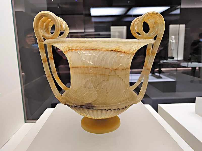 ◆公元前1世紀，雙渦旋柄高腳杯形酒缸，雪花石。