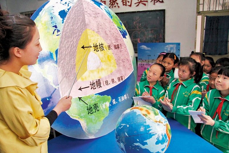 ◆ 假如我們能把整個地球切開，它看起來頗像一顆雞蛋。 資料圖片