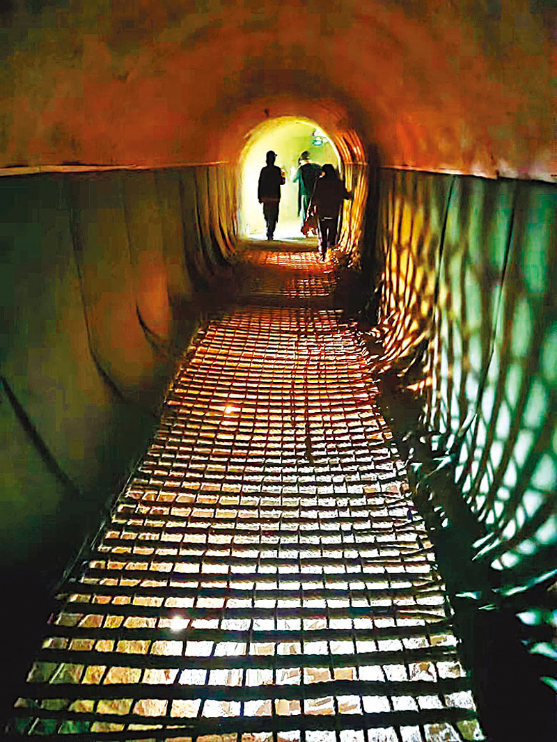 ◆遊客體驗藏兵洞遺址內的暗器通道