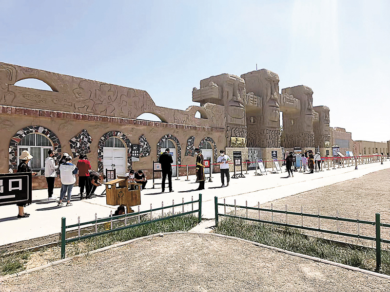 ◆水洞溝遺址門前遊客絡繹不絕