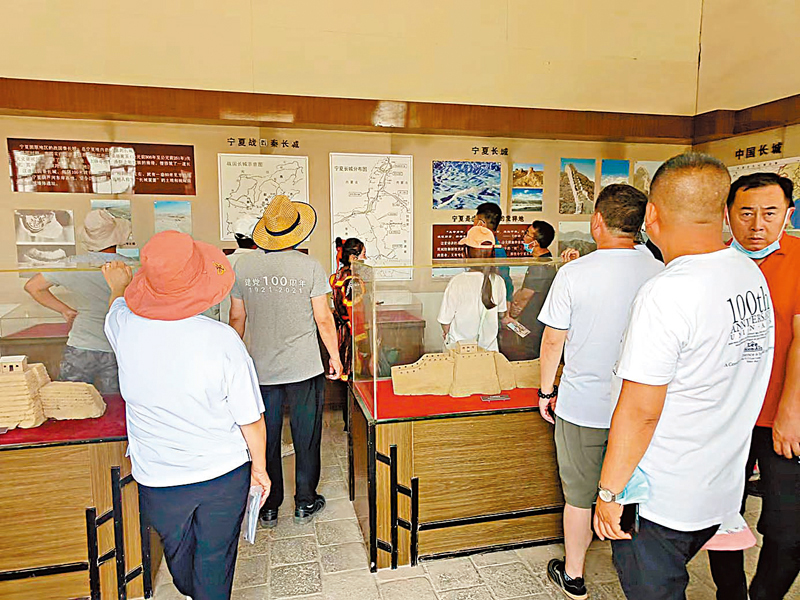 ◆導遊向遊客講解世遺中國長城歷史