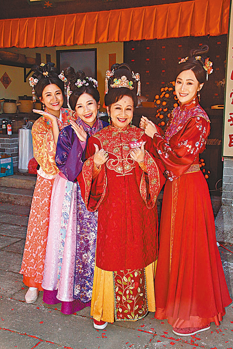 ◆ 左起：江嘉敏、麥美恩、薛家燕及朱智賢穿上古裝香汗淋漓。