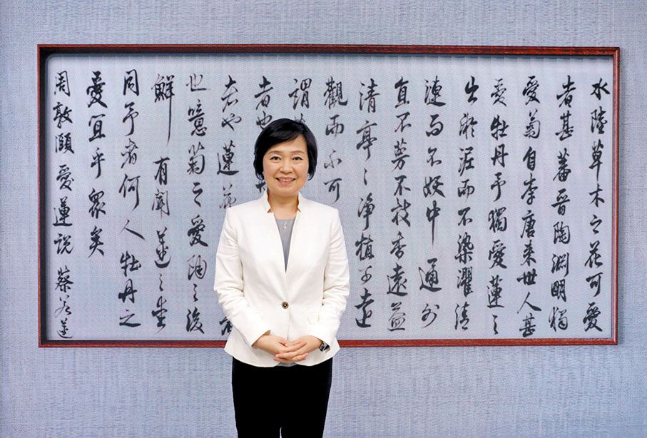 ◆ 蔡若蓮用行書寫北宋著名哲學家周敦頤的《愛蓮說》。香港文匯報記者 攝