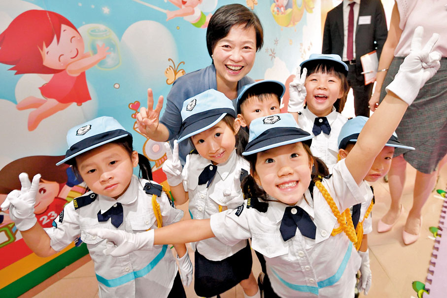 ◆ 蔡若蓮任副局長時探訪幼稚園。 資料圖片