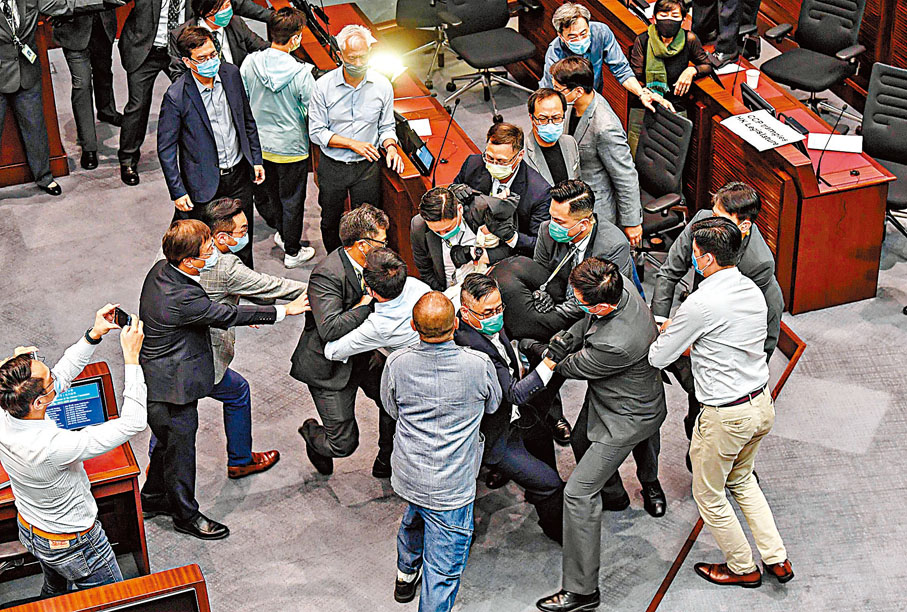 ◆  圖為2020年立會競選內會正副主席時，攬炒派議員包圍衝擊主席台，場面混亂。 資料圖片