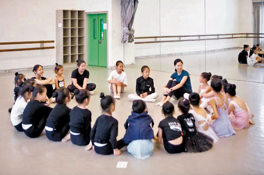 ◆吳菲菲和學生們在一起。 攝影：Rick Yan