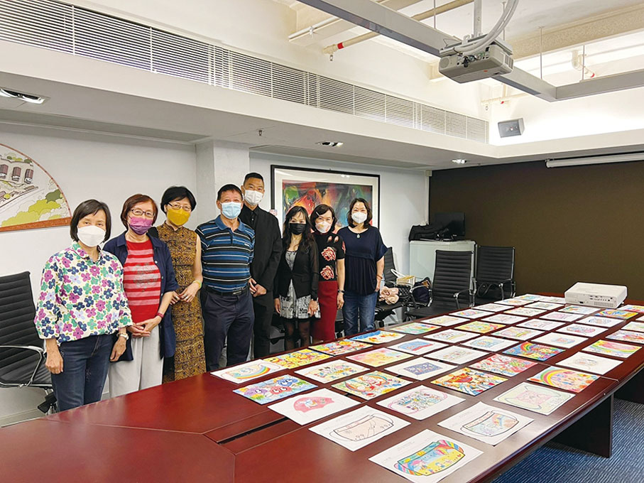 ◆ 孫慧玲老師(左一),香港中華文化促進中心總幹事林沛德(左二)與評委在一起合影留念。