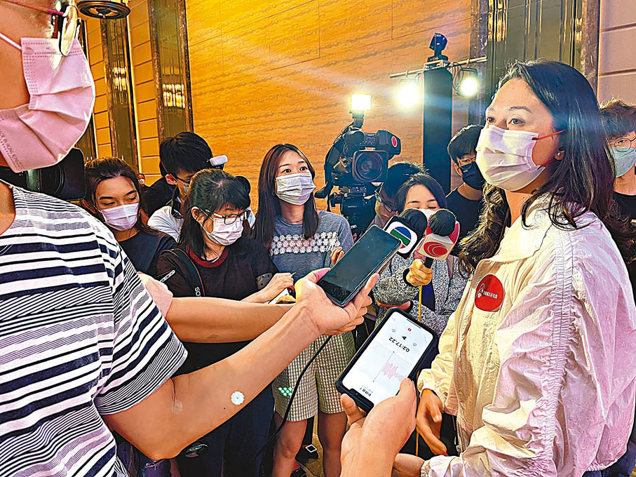 ◆何詩蓓（右）被傳媒包圍。香港文匯報記者黎永淦  攝