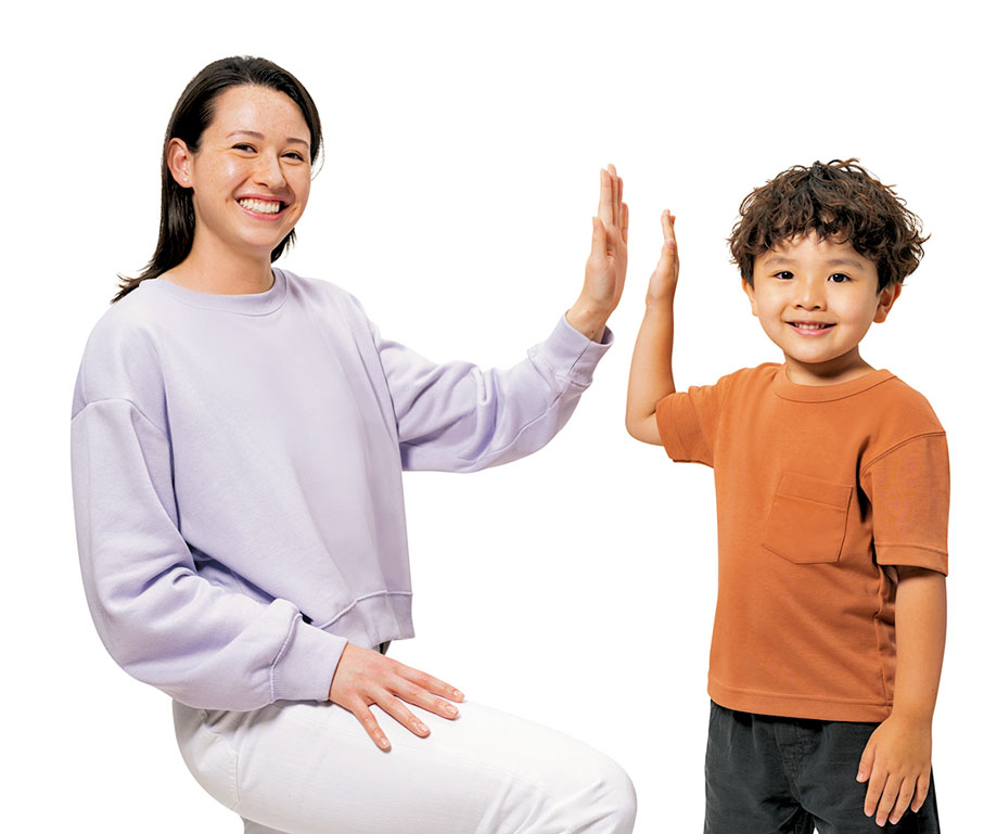 ◆何詩蓓（左）在廣告中與小朋友合作。