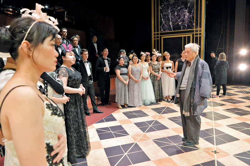 ◆盧景文（右）指導演員。