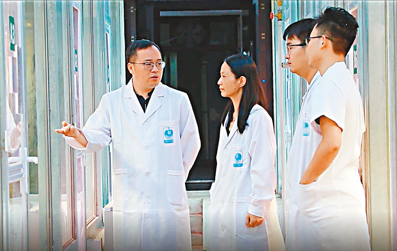 ◆國際頂級期刊Cell（《細胞》）14日在線刊發西北農林科技大學植物免疫團隊最新研究成果，發現小麥中協助條銹菌感染的「真兇」——感病基因，通過敲除感病基因方法，使得小麥不再易遭受條銹菌侵染。圖為團隊成員在交流。 受訪者供圖