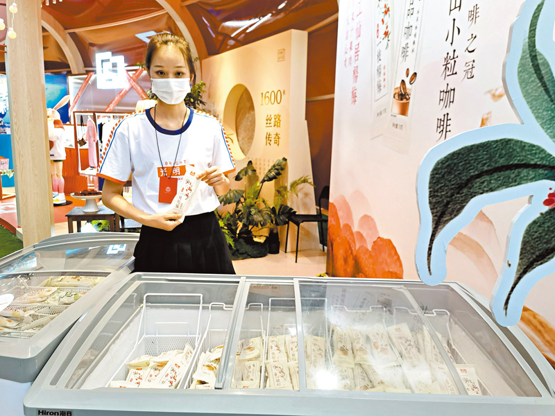 ◆ 光明工作人員展示近年來新款冰淇淋，售價約5元一支。 記者倪夢璟  攝