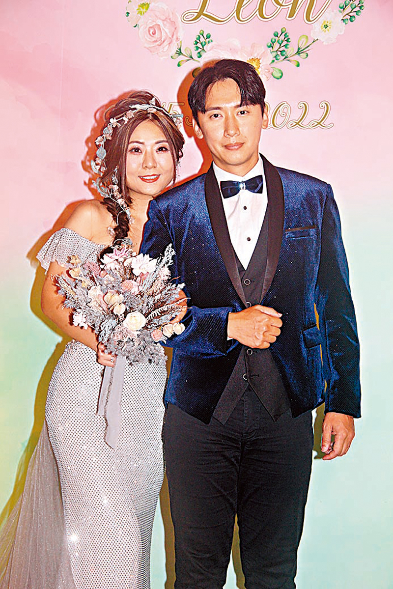 ◆ 馮曦妤與老公呂華冬高興終於能補擺喜宴。