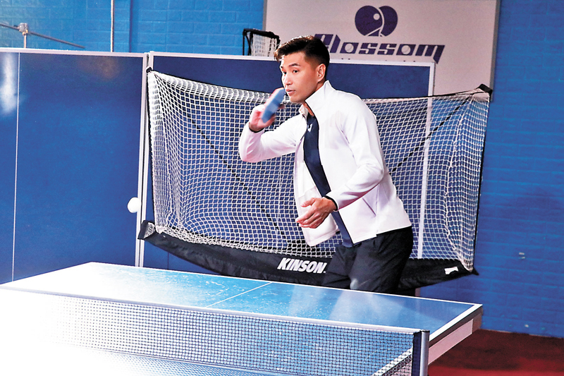 ◆在《母親的乒乓球》中，展鵬飾演乒乓球專業教練。