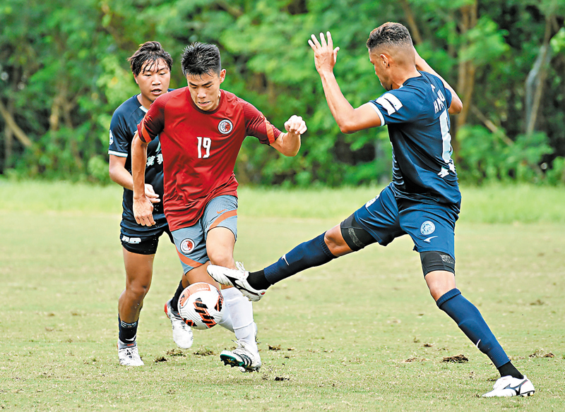 ◆港足前鋒孫銘謙（中）昨在對流浪的友賽中帶球突破。 新華社