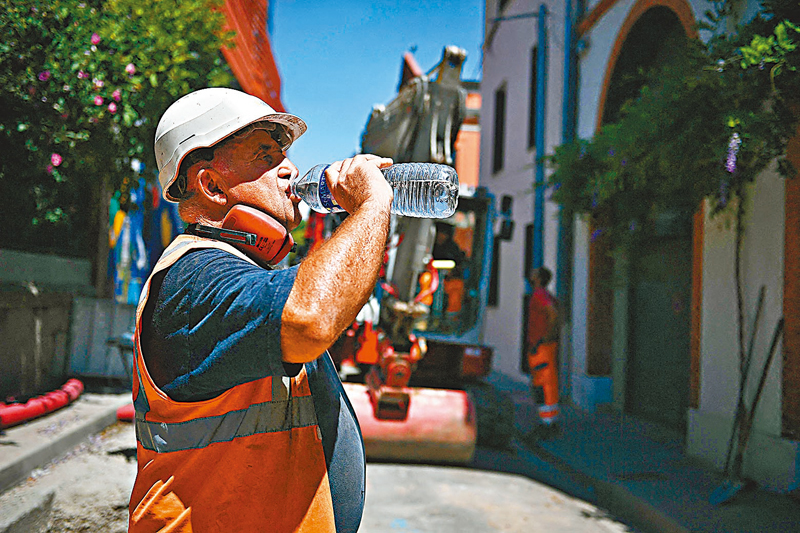 ◆ 工人在烈日下戶外工作尤其辛苦。 資料圖片
