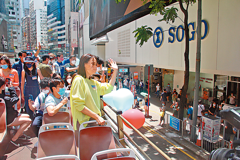 ◆眾演員表現興奮，沿途跟市民打招呼。