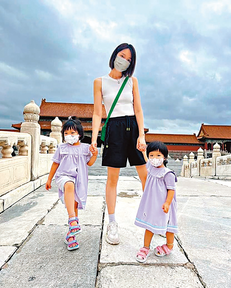 ◆李亞男偕兩個女兒一同到北京故宮博物院遊覽。