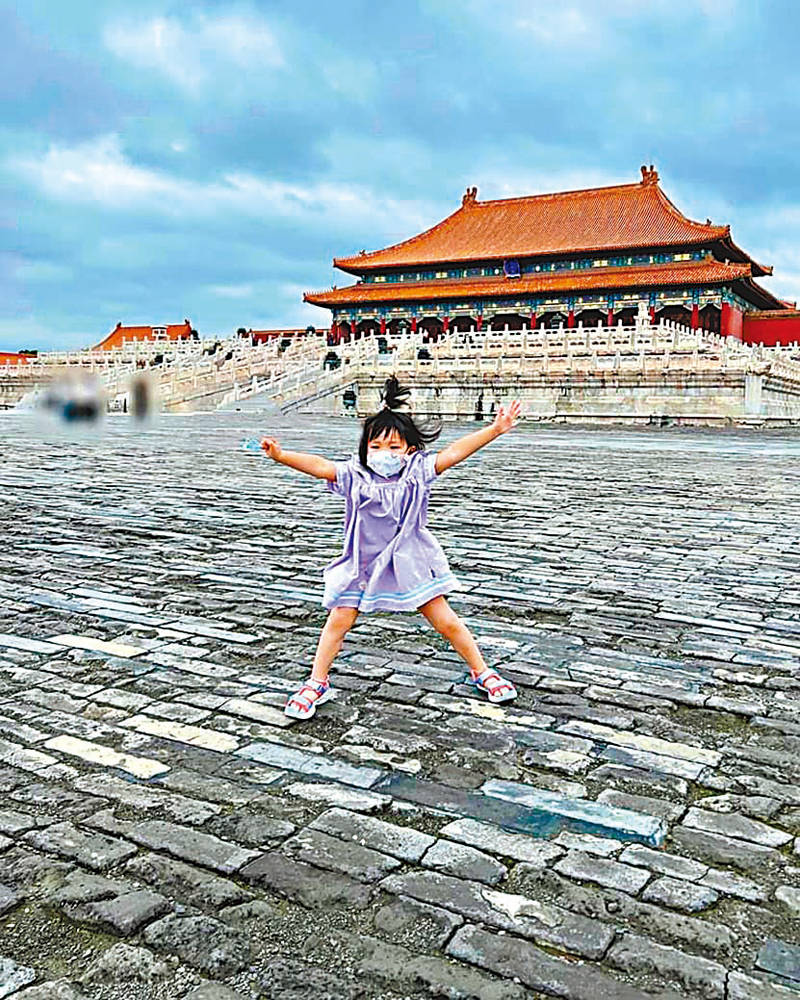 ◆李亞男大女跳起擺出「大」字拍照。