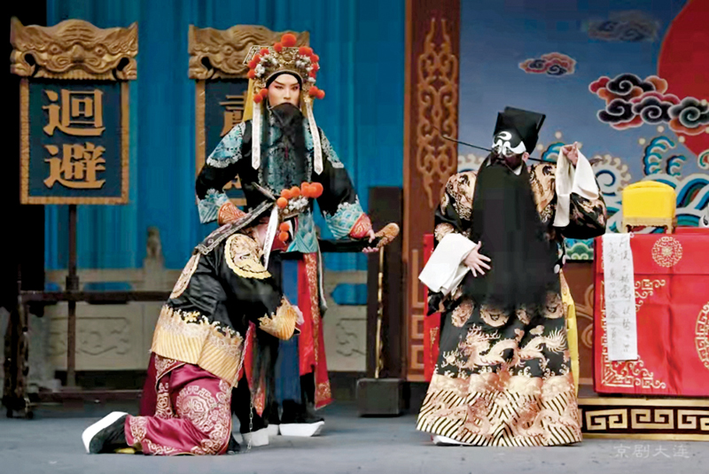◆任思媛（右一）在京劇《鍘美案》中扮演包拯。