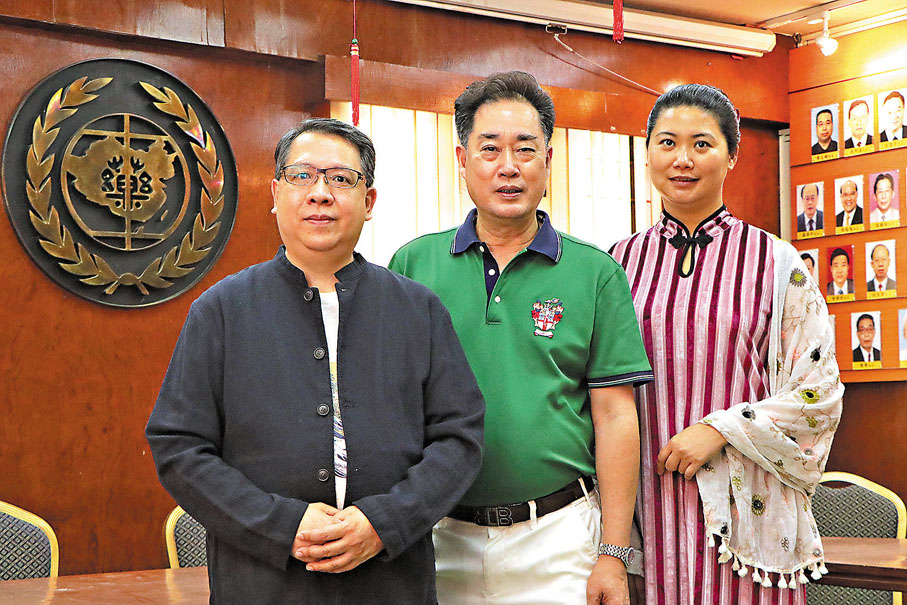 ◆羅偉強（左）、林久鈺（右）及香港中藥聯商會陳賢豪理事長一齊為傳承中醫藥文化出力。