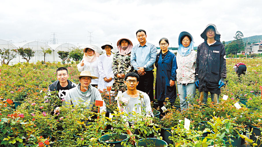 ◆李淑斌（後排中）與他的大學生團隊。