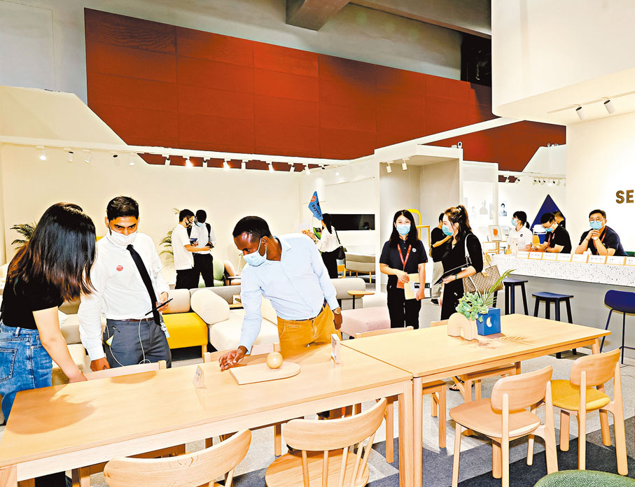 ◆17日，第49屆中國家博會在廣州舉行。圖為選購家居商品的外國客商。 香港文匯報記者盧靜怡  攝