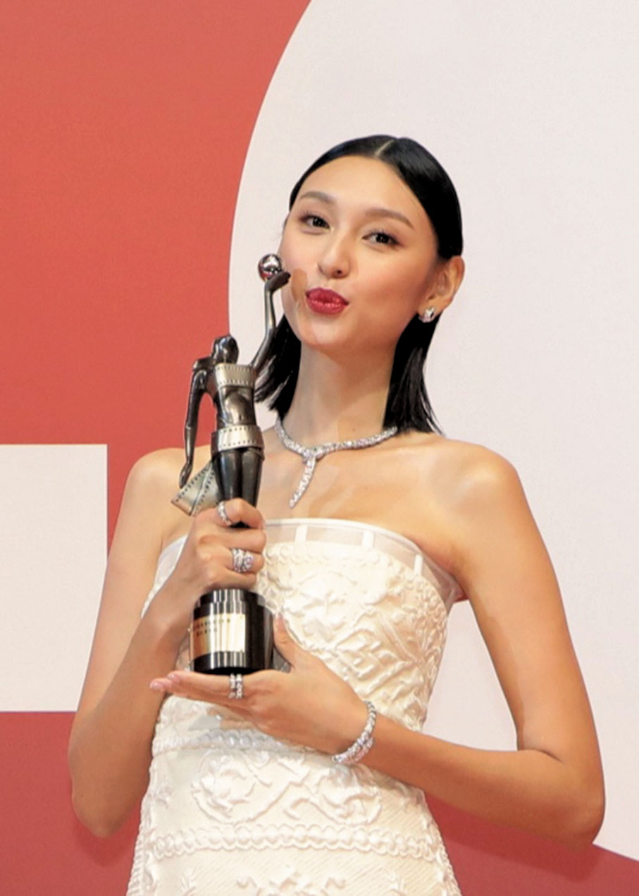 ◆ 最佳新演員獎得主王丹妮開心親吻獎座。