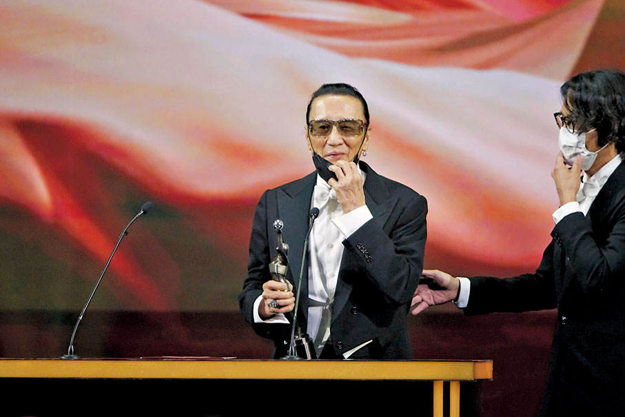 ◆ 謝賢一度欲拉低口罩講感言。