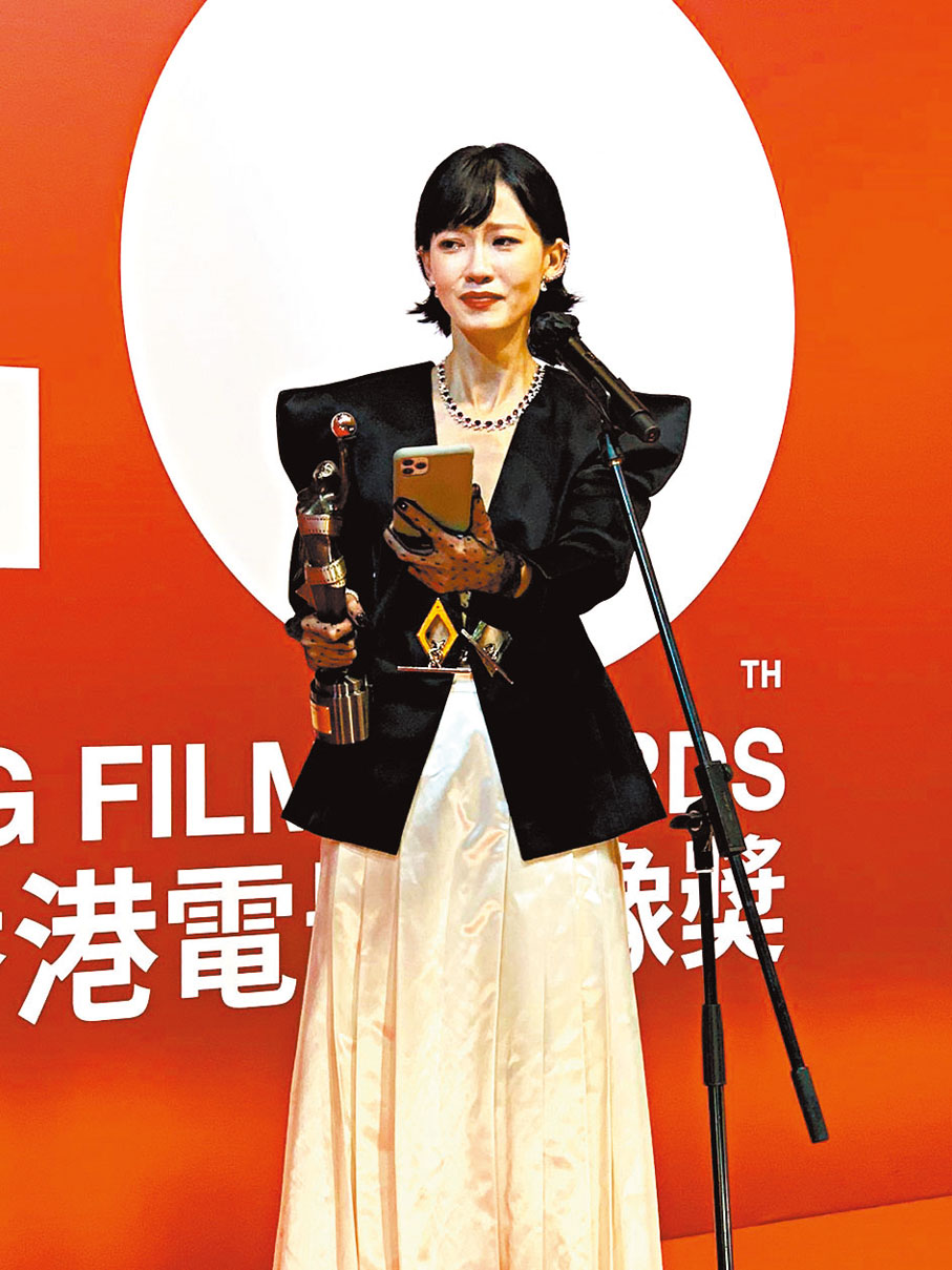 ◆ 廖子妤在後台與媽媽視像通話時，再度落淚。