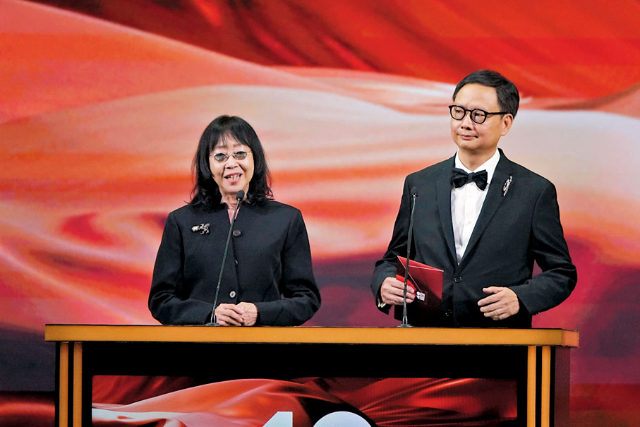 ◆ 另一半羅啟銳月初離世，張婉婷忍痛頒獎。