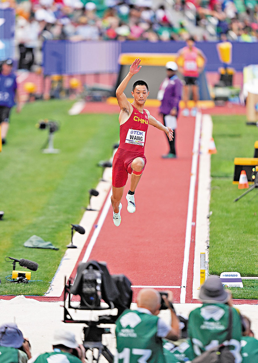 ◆王嘉男在比賽中試跳。  新華社