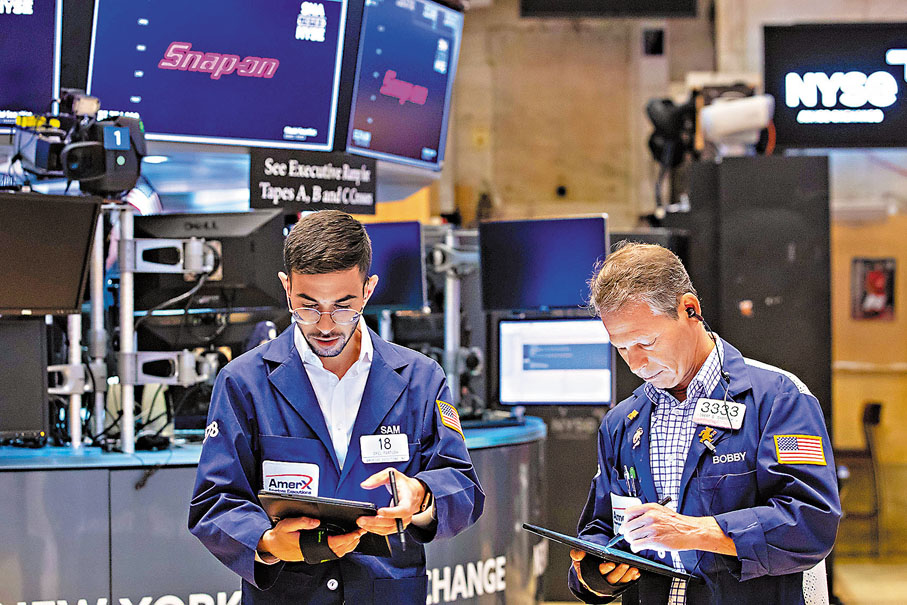 ◆持倉分析需要知道基金的持倉，一般股票基金持有50隻-60隻股票，環球股票基金的持股數可以更多。圖為交易員在美國紐約證券交易所工作。 資料圖片